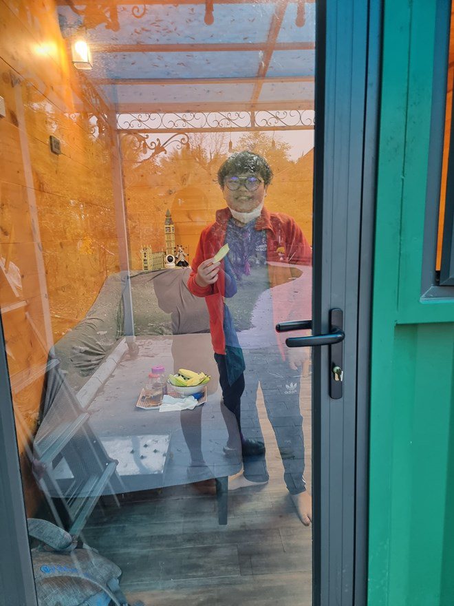 Cậu bé tươi không cần tưới dù sắp phải cách ly một mình một phòng.