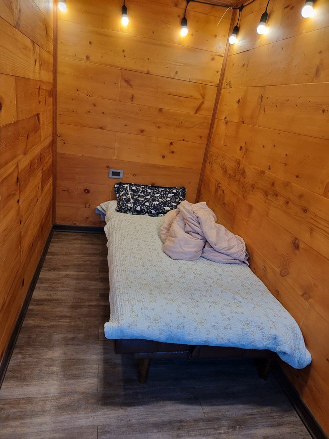 Phòng cách ly của Bi rất đơn giản những cũng không kém phần lung linh.