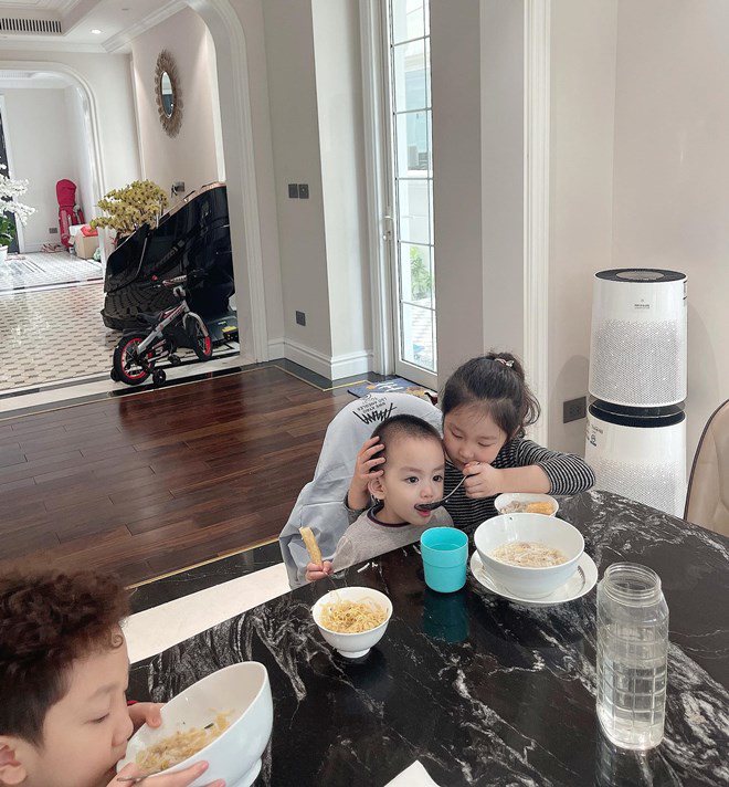 Sao Việt 24h: Con trai Xuân Bắc đi học ngồi cạnh F0, fan bình luận cảnh bị mẹ cách ly - 7