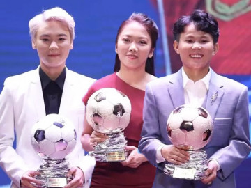 Style nhận giải đối lập sân cỏ của 3 cô gái sáng nhất Quả Bóng Vàng