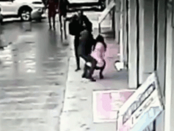 Clip: Giật túi xách của cô gái, tên cướp bị soái ca đánh bầm dập