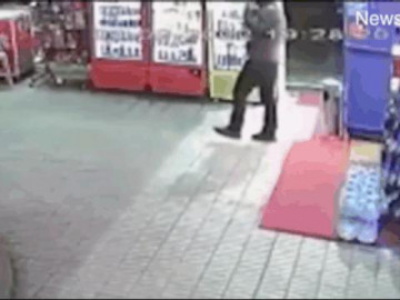  Clip: Đang đứng trên vỉa hè, người đàn ông bị hố tử thần nuốt chửng 