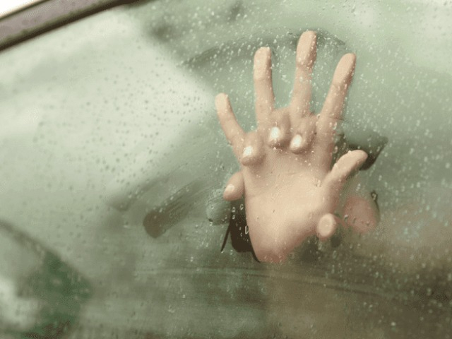 Ngủ quên trong ô tô lúc sáng sớm nhưng quên khóa cửa, cô gái kinh hãi khi mở mắt