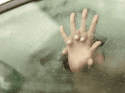 Tin tức - Ngủ quên trong ô tô lúc sáng sớm nhưng quên khóa cửa, cô gái kinh hãi khi mở mắt