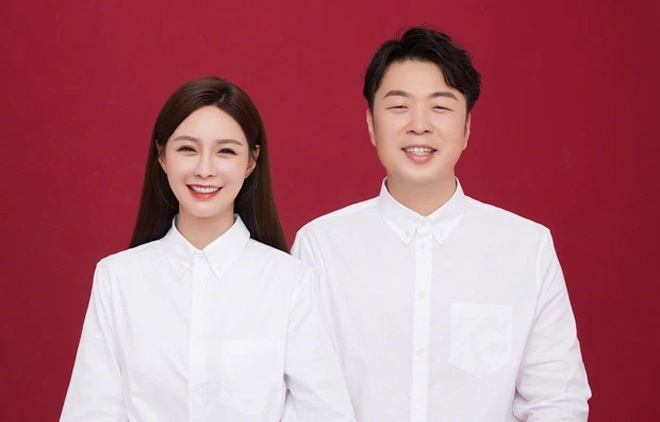 MC Đỗ Hải Đào chính thức đăng ký kết hôn với bạn gái 9 năm Thẩm Mộng Thần.