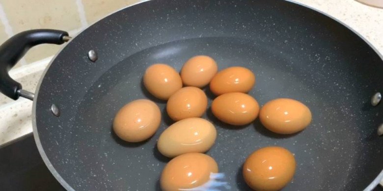 Luộc trứng đừng cho vào nồi ngay, ngâm trong nước này cho sạch, không mất vệ sinh - 5