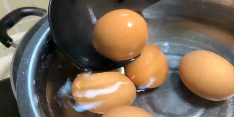 Luộc trứng đừng cho vào nồi ngay, ngâm trong nước này cho sạch, không mất vệ sinh - 6