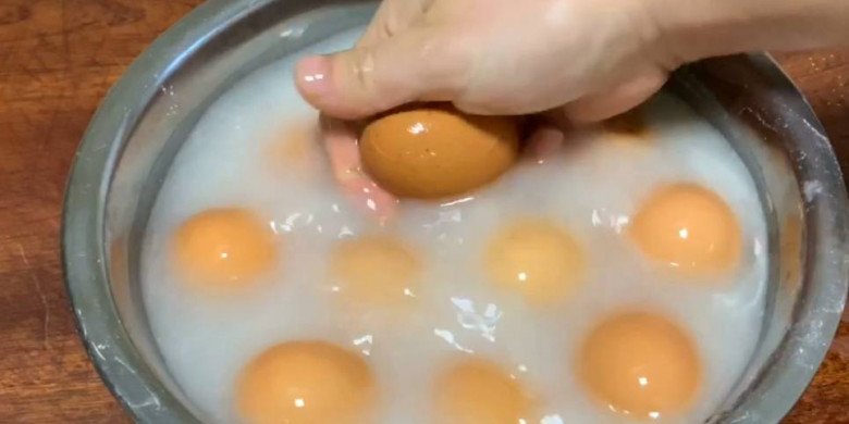Luộc trứng đừng cho vào nồi ngay, ngâm trong nước này cho sạch, không mất vệ sinh - 4