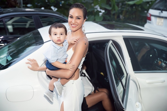 Cậu con trai đáng yêu cũng khiến hôn nhân của cặp đôi thêm phần thú vị.