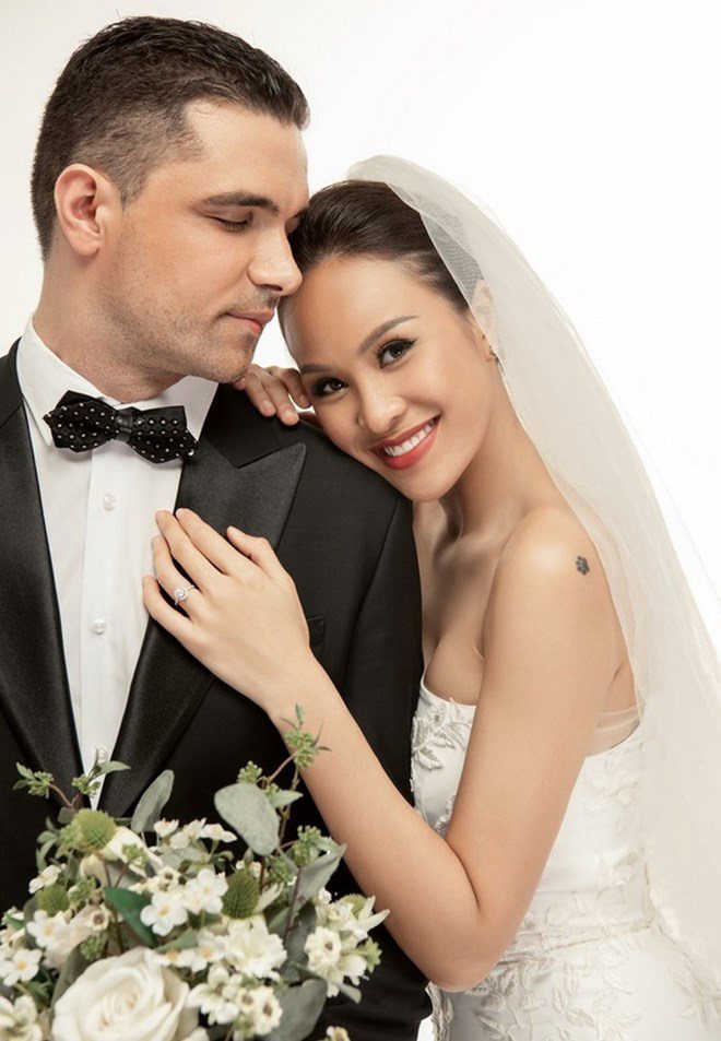 Sau 1 năm tìm hiểu, nữ MC đã gật đầu đồng ý trước lời cầu hôn của chồng Tây.