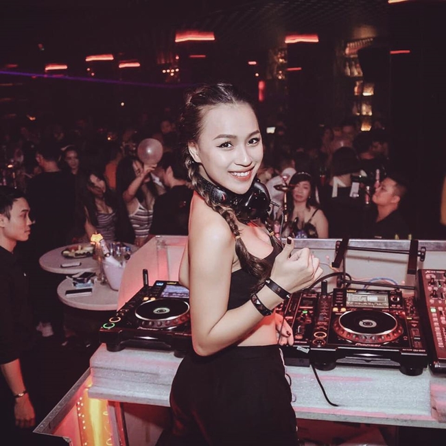 DJ sexy nhất nhì Hà Thành tái hôn, chồng trẻ kém tuổi chưa bao giờ mắng con riêng - 1