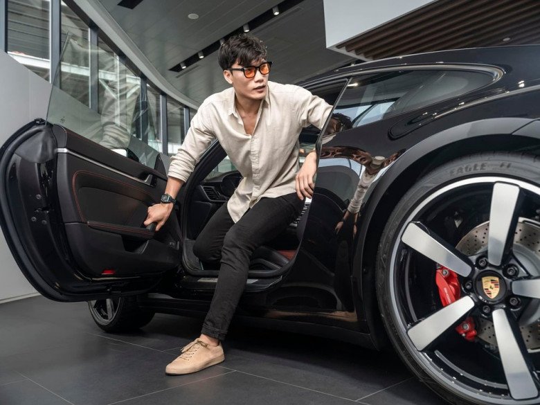 Anh thường xuyên xuất hiện bên nhiều siêu xe bạc tỷ khiến dân mạng trầm trồ.