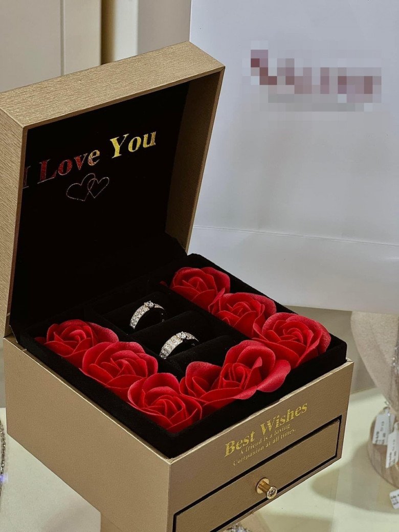 Bùi Tiến Dũng khoe cặp nhẫn kim cương gây xôn xao cộng đồng mạng.