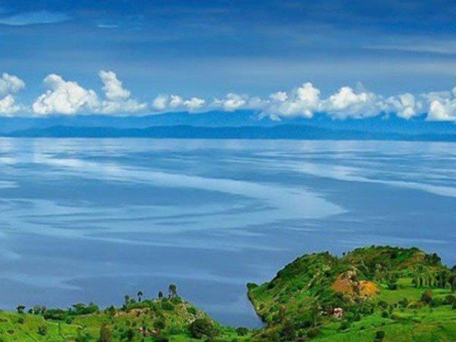 Bí mật rùng rợn ẩn chứa bên dưới hồ nước đẹp như tranh