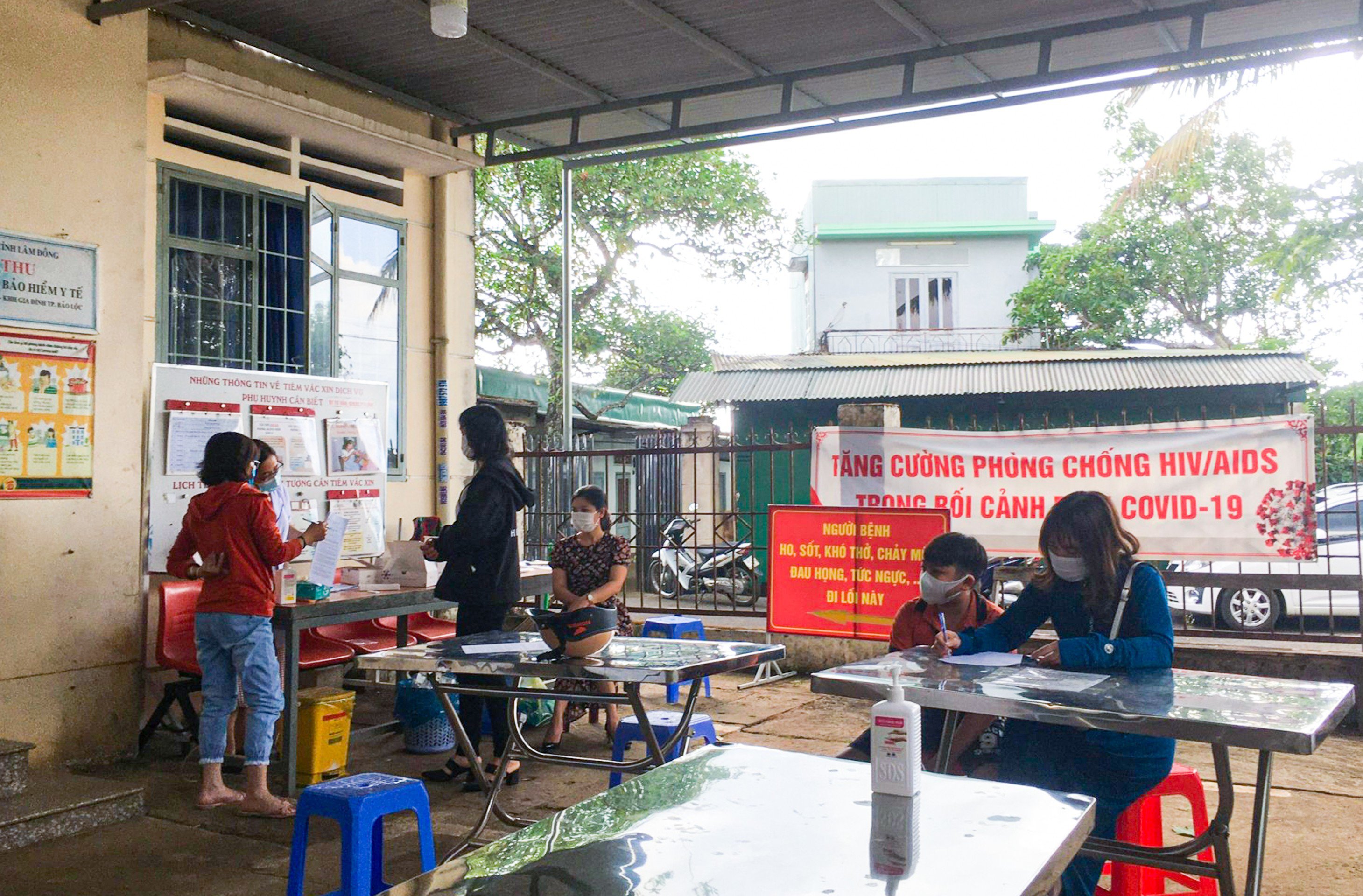 Xét nghiệm Covid-19 cho người dân sau Tết Nguyên đán tại Tp.Bảo Lộc.