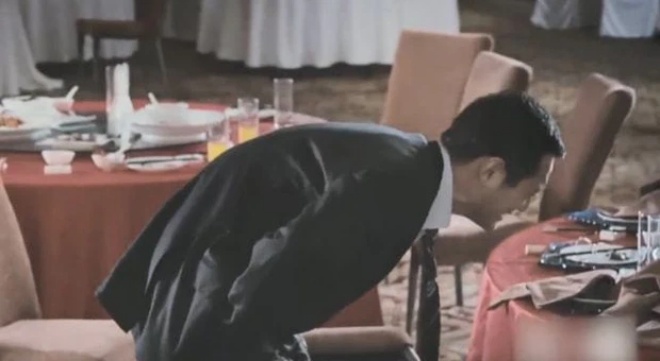 Huỳnh Hiểu Minh khóc trên phim trường.