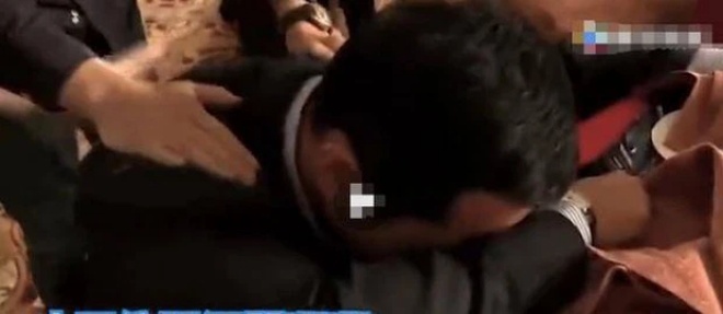 Đạo diễn phim phải an ủi anh.