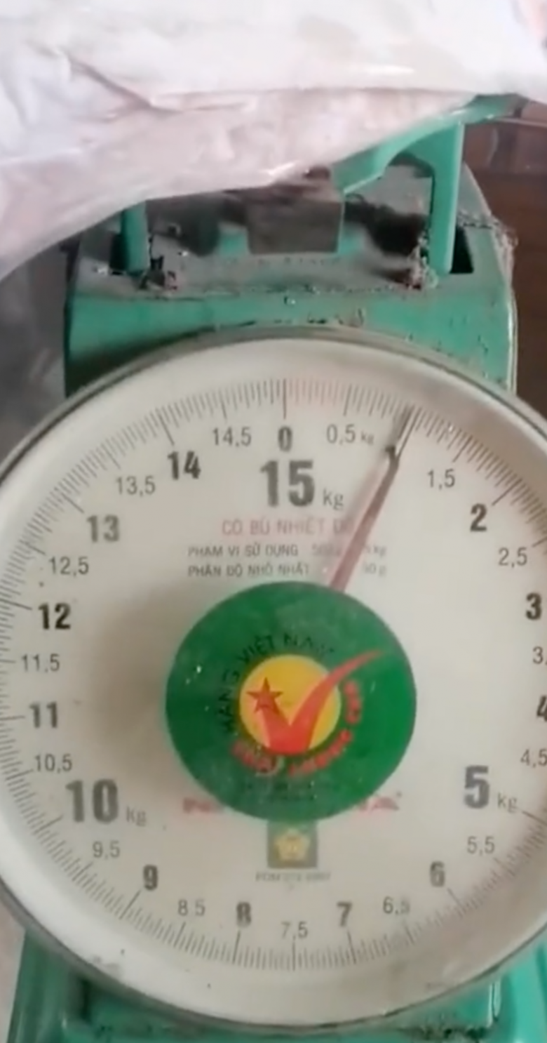 Túi mực khi mua nặng 1kg, kỳ thực bên trong đã được nhồi nhiều đá, đông cứng lại cho nặng cân