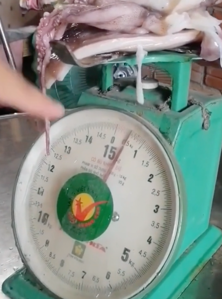 Trọng lượng thực của mực sau khi rã đông chỉ nặng có 0,5kg