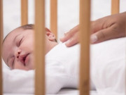 Sức khỏe - Hai việc quan trọng bố mẹ nào cũng cần làm khi chăm sóc con mắc COVID-19 tại nhà