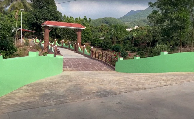 Xung quanh nhà cũng được bố mẹ Mạc Văn Khoa trồng rất nhiều cây xanh, mang đến cảm giác gần gũi với thiên nhiên.