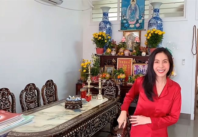 Ngôi nhà có 5 tầng, diện tích lên đến 200m2 và mặt tiền là chợ Vĩnh Bảo. Phía trong rộng rãi với 8 phòng ngủ, 3 phòng sinh hoạt lớn và một phòng lớn nhất để thờ gia tiên và thờ Phật.