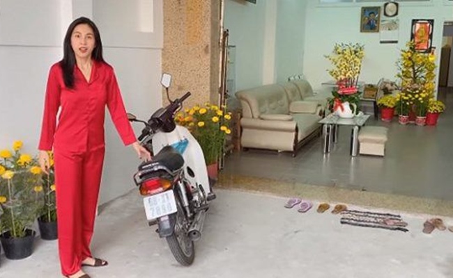 Hồi xưa, nhà tôi nghèo lắm, không có tiền mua nhà ở, nên phải ở lang bạt đây đó, chứ không sở hữu một căn nhà nào hết. Hai mẹ con tôi lúc nào cũng ước có tiền mua được căn nhà đó để ở, chỉ cho 2 mẹ con thôi. Ước xong rồi hai mẹ con lại khóc vì không mua được. Sau này lớn lên, tôi đi làm có tiền. Việc đầu tiên tôi làm là mua tặng cho mẹ một căn nhà, để mẹ có căn nhà đầu tiên trong cuộc đời, bà xã Công Vinh chia sẻ.