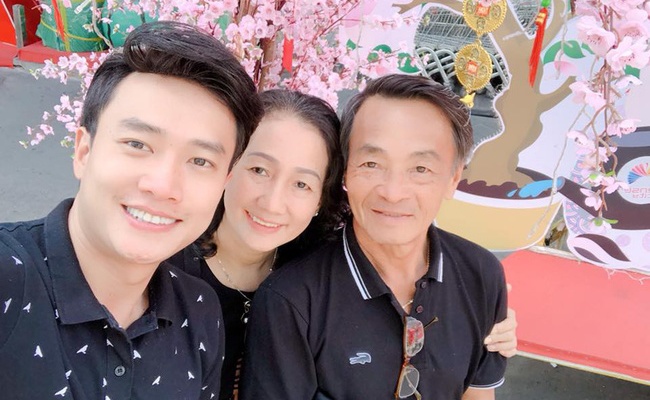 Đang là cái tên gây sốt MXH với cảnh nóng táo bạo cùng Bảo Anh trong phim điện ảnh 18 Bẫy ngọt ngào, Quốc Trường còn được mệnh danh là “người chồng quốc dân” khi sở hữu khối tài sản khủng và là đứa con hiếu thảo với ba mẹ.