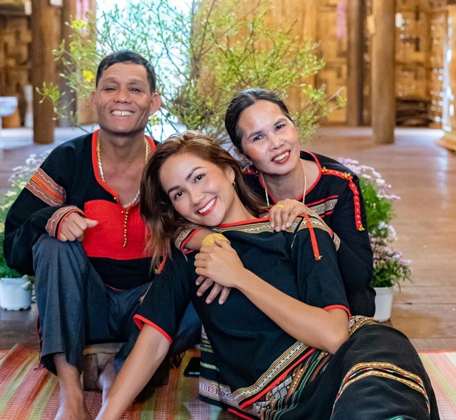 Sau 4 năm đăng quang, HHen Niê đã có tên tuổi nhất định trong làng giải trí, kinh tế dần ổn định. Cô dành số tiền tích góp được xây nhà cho ba mẹ.