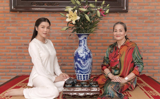 Hồi năm 2020, Lý Nhã Kỳ khiến dân mạng “choáng ngợp” khi đầu tư xây dựng biệt phủ kiêm đền thờ gia đình ở quê nhà Vũng Tàu cho bố mẹ.