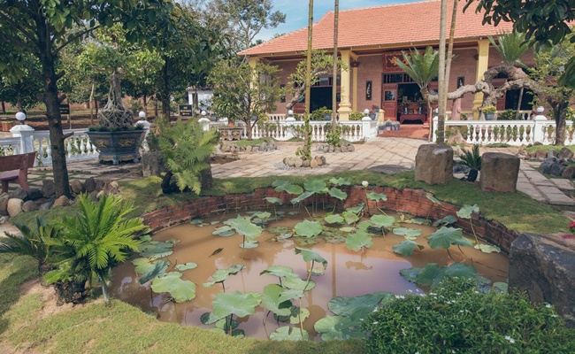 Được biết phủ Trần Lê Gia rộng khoảng 10.000m2, trồng nhiều cây ăn quả, có hồ sen,... có giá hàng triệu USD.