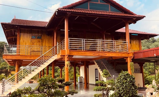 Không chỉ là cây hài quen trên sân khấu, đắt show truyền hình Mạc Văn Khoa còn lấn sân kinh doanh với chuỗi cửa hàng ăn uống có tiếng tại Sài Gòn. Mới đây, anh đã cùng các chị gái đóng góp chi phí để xây dựng một căn nhà mới hoành tráng cho ba mẹ ở quê nhà Hải Dương.