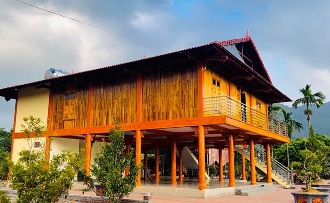 Được biết, căn nhà có diện tích khoảng 380m2, được xây dựng dựa trên ý tưởng của bố Mạc Văn Khoa. Nhà chủ yếu được làm bằng gỗ rất với phần dưới dùng để ăn uống, sinh hoạt, còn trên được thiết kế ngăn cách thành nhiều phòng riêng biệt.