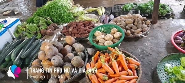 Rất nhiều tiểu thương không nhập được rau xanh, chỉ bán củ quả còn tồn lại từ hôm trước.