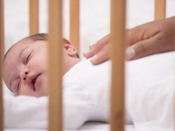 Hai việc quan trọng bố mẹ nào cũng cần làm khi chăm sóc con mắc COVID-19 tại nhà