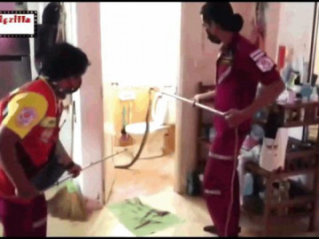  Clip: Đang học online, bé gái tá hỏa phát hiện rắn hổ mang bò vào nhà 