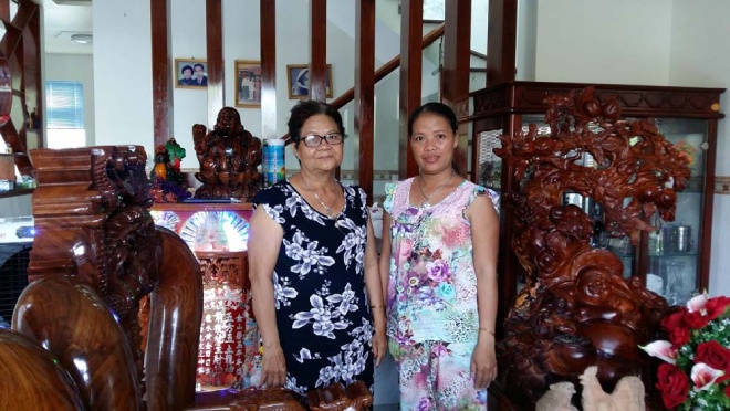 Chị Ánh Đào và mẹ tại căn nhà mới.