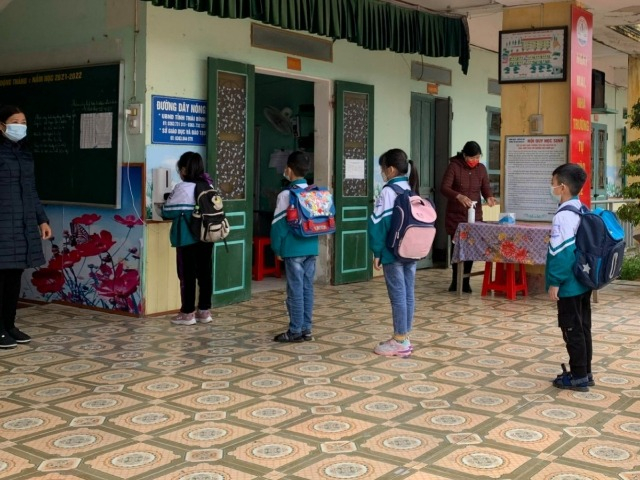 COVID-19 21/2: Trẻ mầm non và tiểu học nhiễm SARS-CoV-2 tăng mạnh, thêm nhiều tỉnh thành ra công điện khẩn