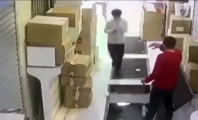 Abdullah Mut mải lướt các tin nhắn trên điện thoại