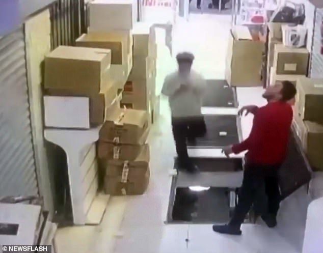 Anh chàng không ngờ bước vào khoảng không vô định rồi rơi xuống hầm