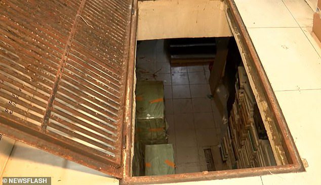 Vì đang tập trung vào màn hình điện thoại nên Mut không nhận ra cửa sập này đang mở