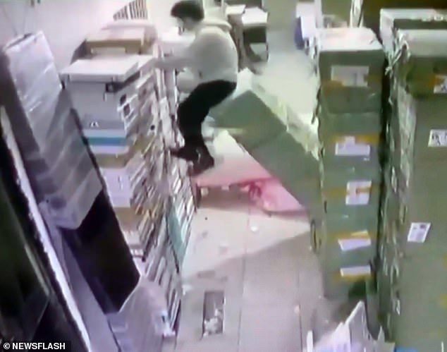 Mut đáp xuống một đống hộp có tác dụng chống va chạm 