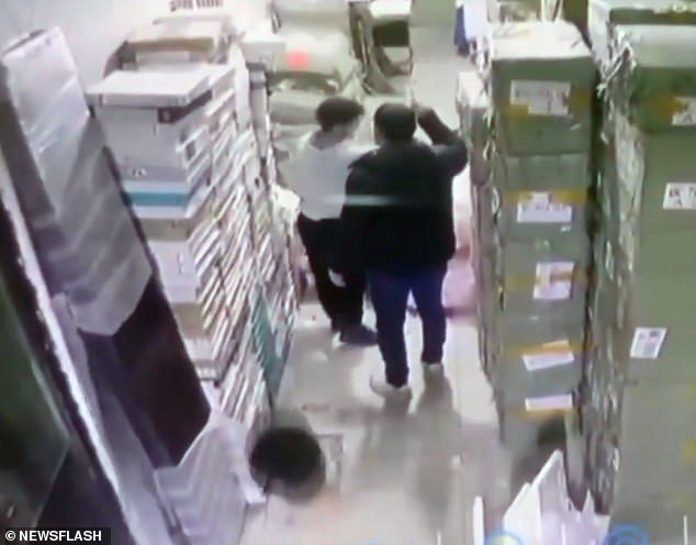 Mut có vẻ bối rối sau khi một công nhân nói với anh rằng anh đã rơi từ trên cao xuống hầm