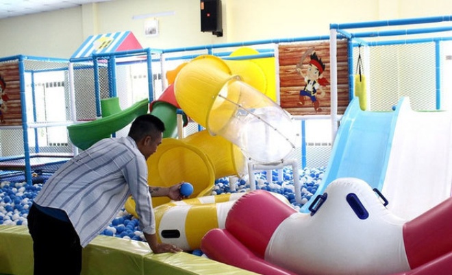 Cuối tháng 6/2018, thợ hồ tên Th (25 tuổi, Quảng Bình) hốt hoảng không tin vào mắt mình khi tờ vé số anh mua trùng cả dãy với giải Jackpot. (Ảnh: Vnexpress)