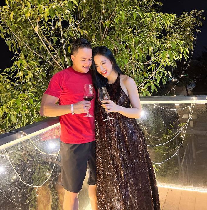 Kể từ khi chọn ăn chay, hướng thiện, đây là lần hiếm hoi khán giả thấy hình ảnh tình tứ bên một người đàn ông của Angela Phương Trinh.