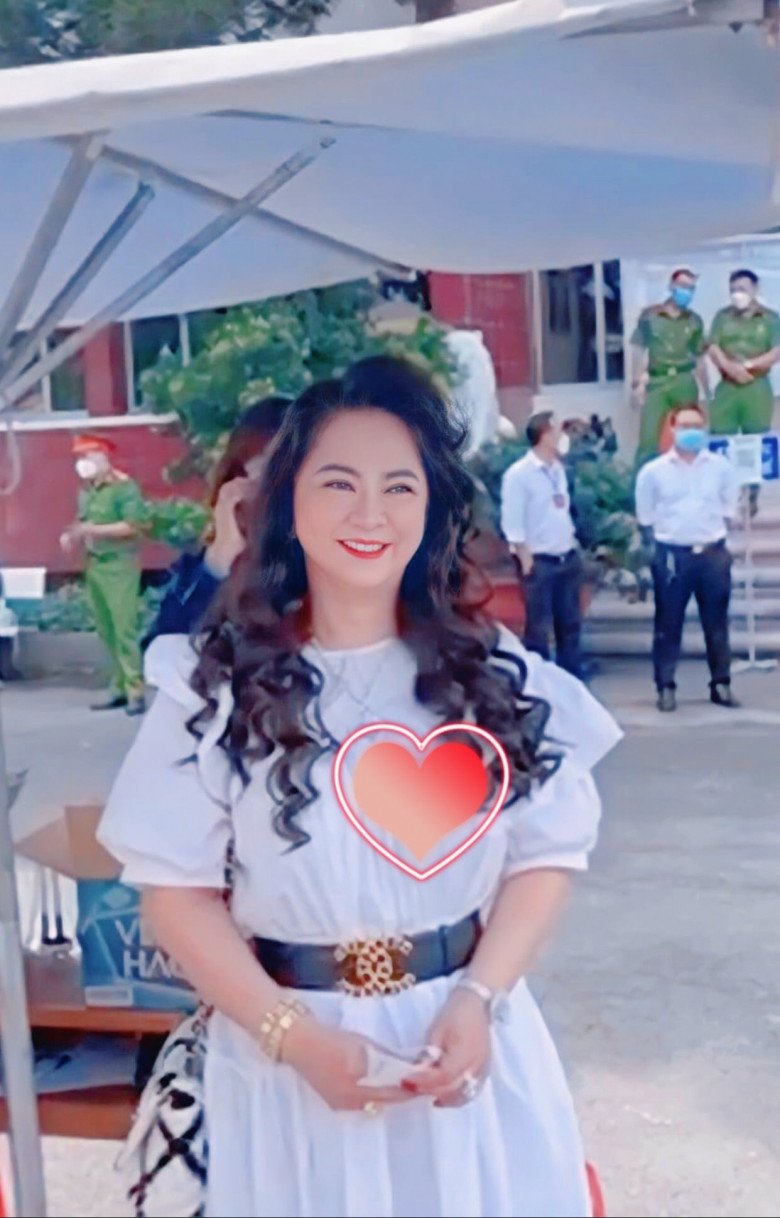 Màu son đỏ tươi hay đỏ cam rất tôn da và nịnh mặt. Tuy nhiên, phái nữ hãy cẩn thận khi đánh, không nên kẻ quá sắc viền môi mà chỉ nên đánh ombre hoặc tán nhẹ ở viền môi.