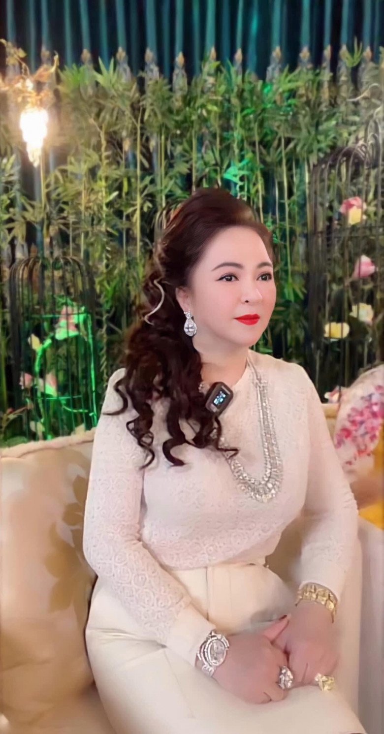 Lựa chọn tông kem nền để có thể che được khuyết điểm gương mặt nhưng đồng thời không làm gương mặt trắng toát, lệc màu da với cổ và tay cũng là điều chị em tuổi trung niên cần chú ý.