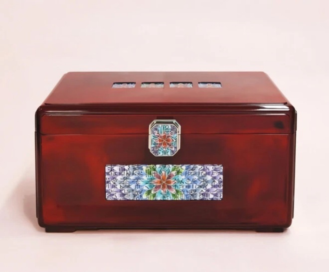 Chiếc hộp trang sức là món quà mà mẹ Son Ye Jin dành tặng cô trong ngày cưới.