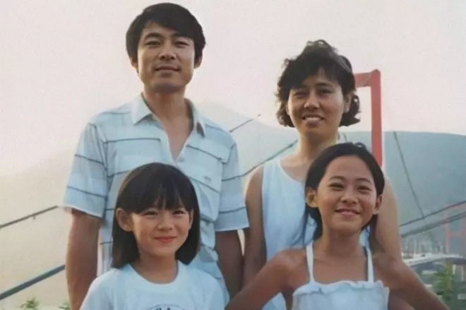 Hình ảnh thời quá khứ của Son Ye Jin bên bố mẹ và chị gái.