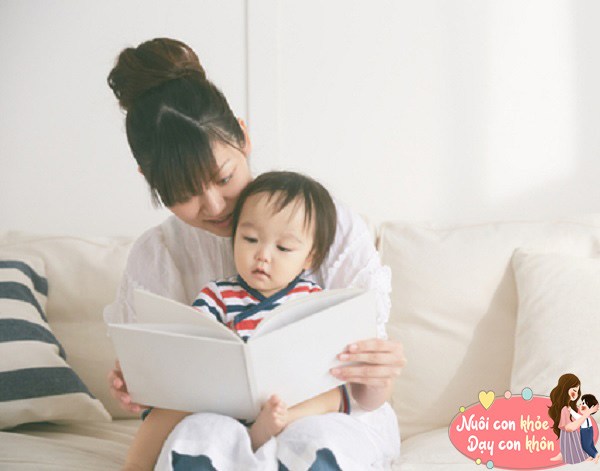 Thường xuyên đọc sách, kể chuyện cũng là mẹo hay giúp cha mẹ tăng gắn kết tình cảm với trẻ.